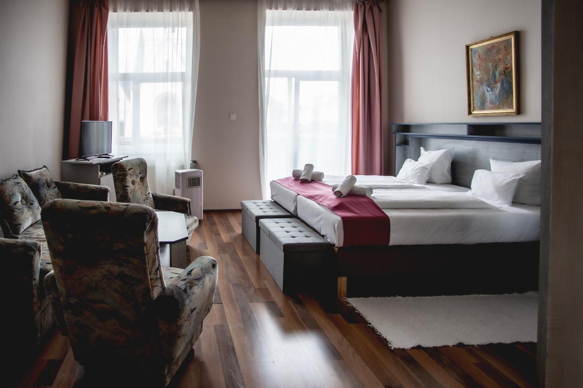 Hotel Kapos คาโปชวาร์ ภายนอก รูปภาพ