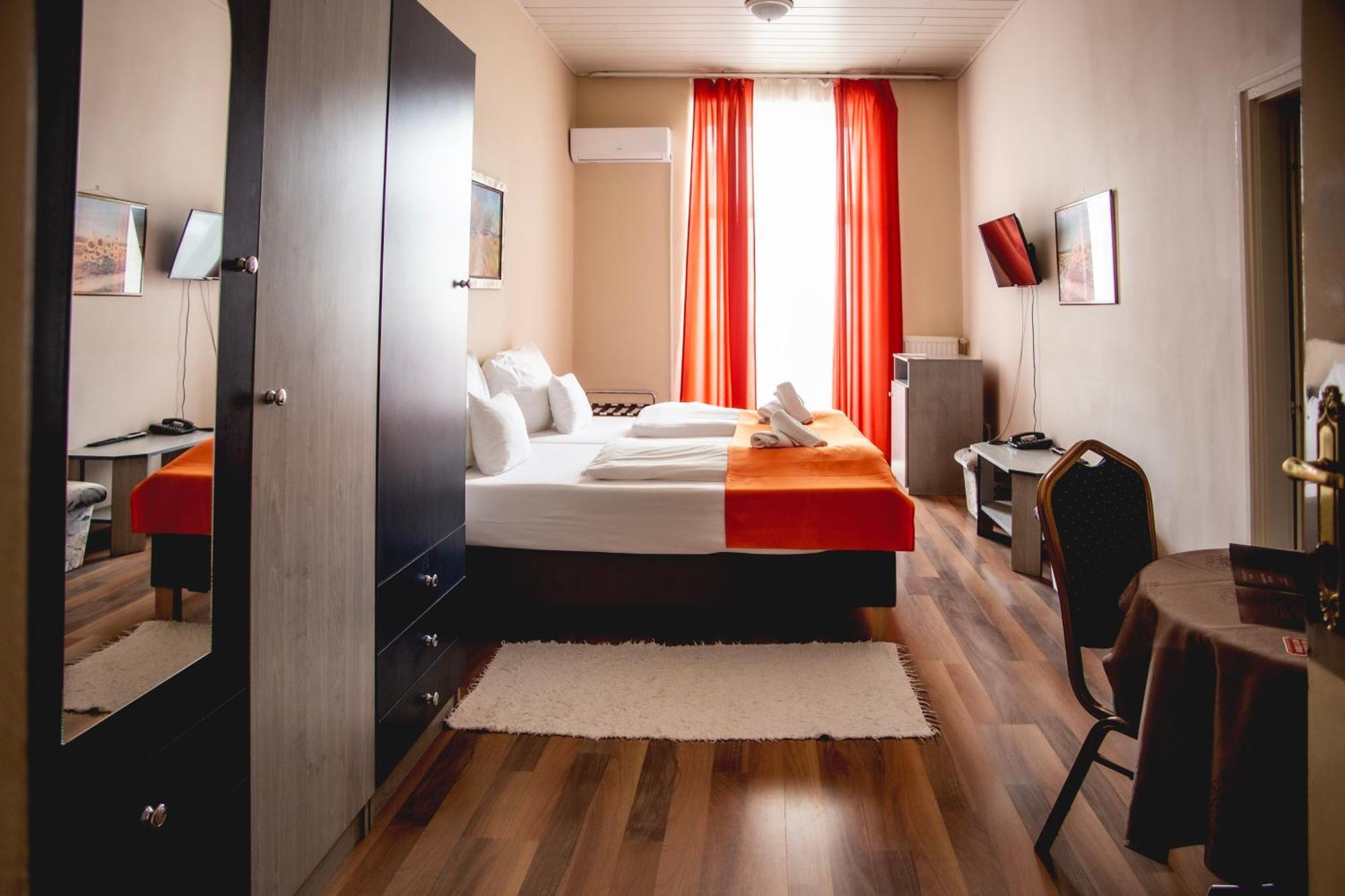Hotel Kapos คาโปชวาร์ ภายนอก รูปภาพ