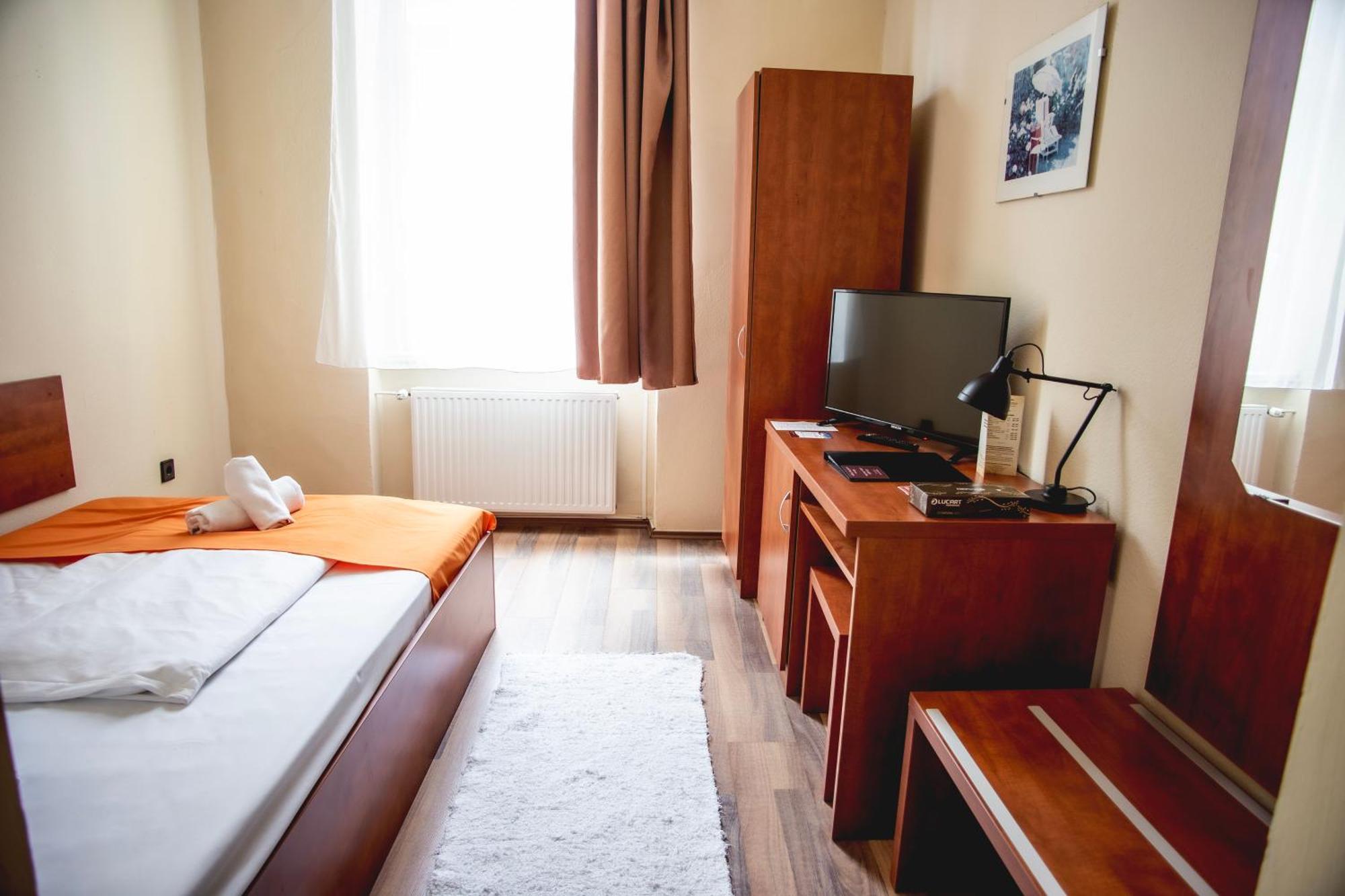 Hotel Kapos คาโปชวาร์ ภายนอก รูปภาพ