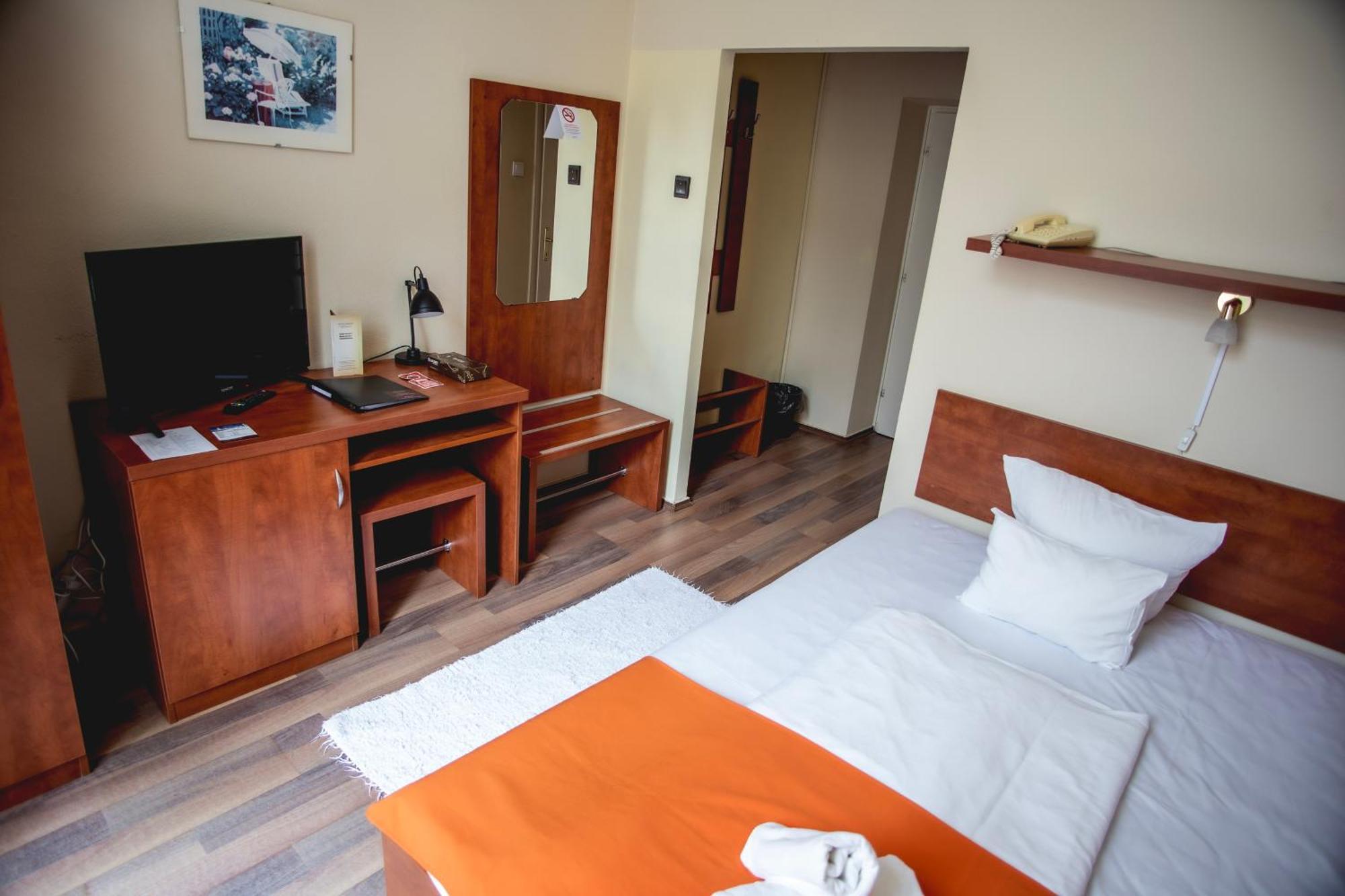 Hotel Kapos คาโปชวาร์ ภายนอก รูปภาพ