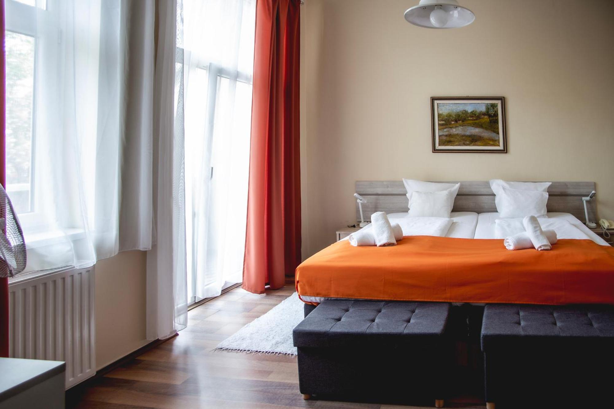 Hotel Kapos คาโปชวาร์ ภายนอก รูปภาพ